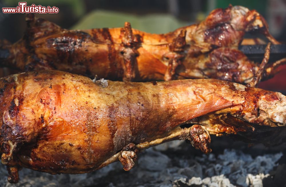 sagra_de_s_anzone_a_bidoni_dove_si_serve_carne_arrosto_di_agnello