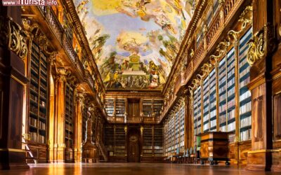 sala_della_biblioteca_barocca_con_bellissimi_affreschi_e_mappamondi_di_valore_storico