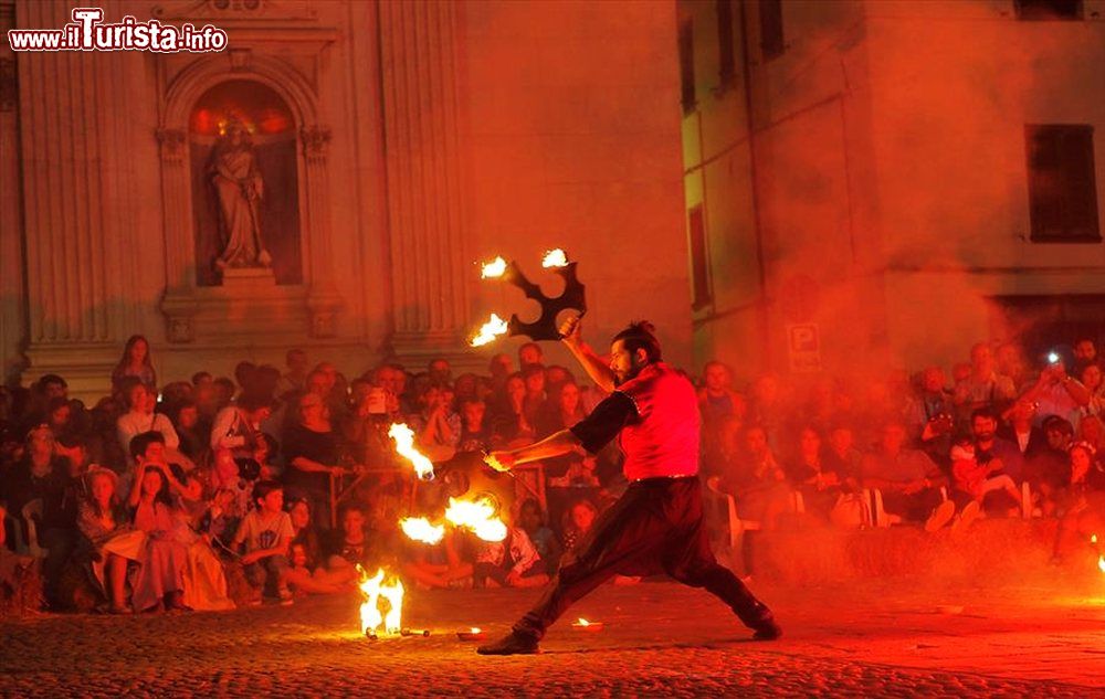 saltimbanchi_a_medievalis_la_festa_medievale_di_pontremoli_in_lunigiana