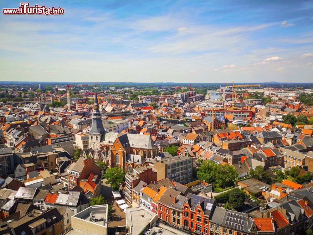 skyline_del_centro_cittadino_di_hasselt_in_estate_belgio