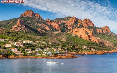 st_raphael_in_costa_azzurra_e_il_massiccio_dell_esterel_nel_sud_della_francia