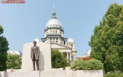 statua_di_abraham_lincoln_di_fronte_al_campidoglio_di_spingfield_illinois_usa