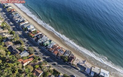 suggestiva_veduta_aerea_delle_case_spiaggia_lungo_la_pacific_coast_highway_a_malibu