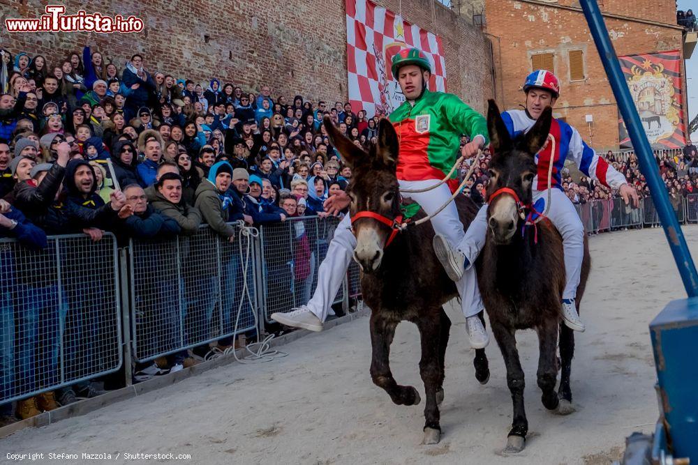 torrita_di_siena_toscana_il_palio_dei_somari_nel_centro_storico_del_borgo_vicino_a_siena