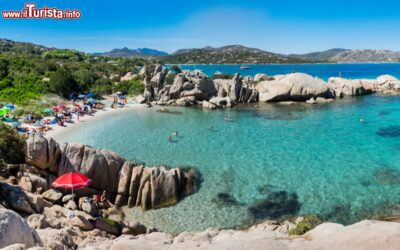 tra_le_spiagge_piu_belle_di_san_teodoro_il_mare_e_le_rocce_della_spiaggia_della_tartaruga