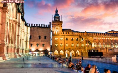 tramonto_in_piazza_maggiore_con_vista_su_palazzo_d_accursio_la_sede_del_comune_di_bologna