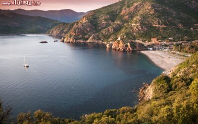 tramonto_sulla_cittadina_di_porto_corsica