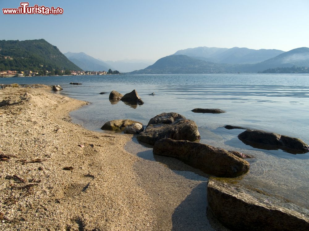 tratto_di_spiaggia_sul_lago_dorta_piemonte