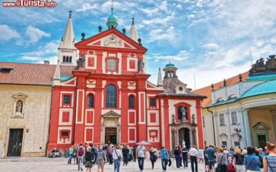 turisti_davanti_alla_basilica_di_san_giorgio_praga