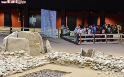 turisti_in_visita_allarea_megalitica_coperta_di__st_matin_de_corleans_vicino_ad_aosta