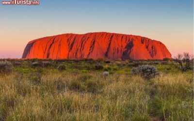 uluru_-_ayers_rock_gli_ultimi_raggi_di_sole_icendiano_le_rocce_della_montagna_sacra_australiana