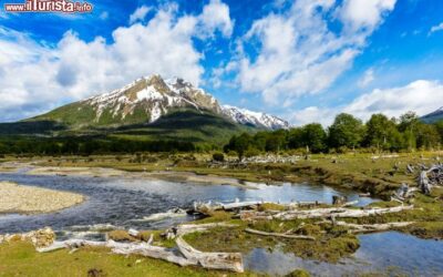 un_fiume_della_terra_del_fuoco_nella_zona_di_ushuaia_in_argentina