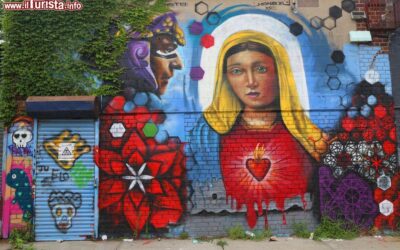 un_murales_della_wellington_court_experience_nel_quariere_astoria_di_new_york_city