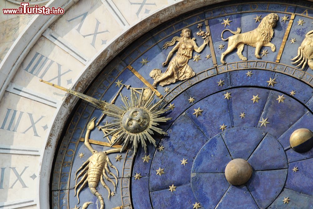 La torre dei Mori e il suo orologio in Piazza San Marco a Venezia