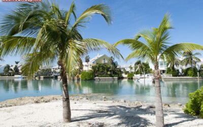 un_resort_turistico_lungo_il_canale_sullisola_di_new_providence_bahamas