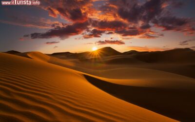un_suggestivo_tramonto_dai_colori_infuocati_nelloasi_di_douz_tunisia
