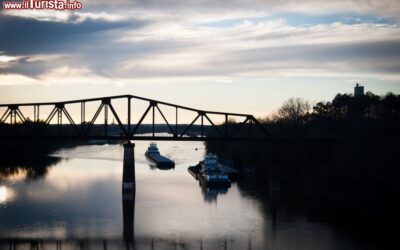 un_tratto_della_ferrovia_sopraelevata_sul_fiume_nella_citta_di_tuscaloosa_alabama_usa