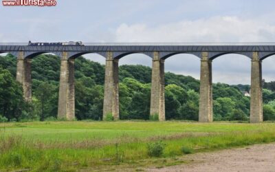 una_barca_in_transito_sul_pontcysyllte_aqueduct_vicino_a_llangollen_in_galles