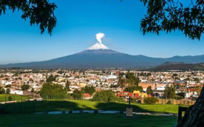 una_bella_veduta_del_vulcano_popocatapetl_da_una_collina_della_citta_di_puebla