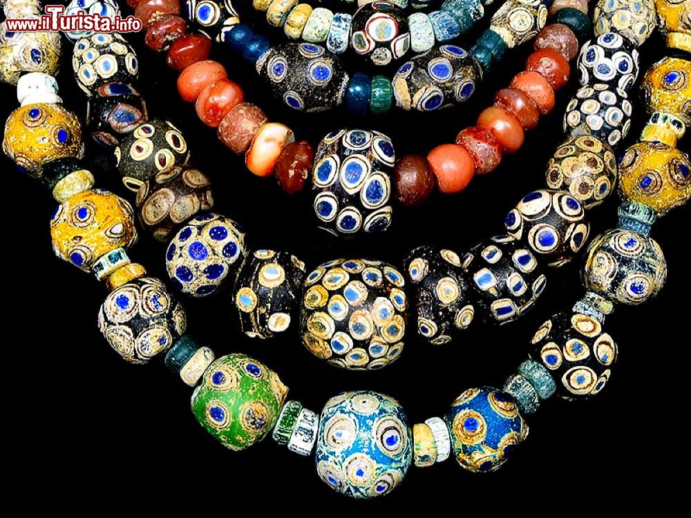 una_collana_scaramantica_nella_sezione_magia_del_museo_del_gioiello_di_vicenza