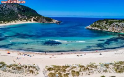 una_delle_spiagge_imperdibili_del_peloponneso_voidokilia_beach_si_rova_nella_regione_messinia_in_grecia
