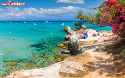 una_delle_spiagge_piu_belle_di_otranto_nei_pressi_di_baia_dei_turchi_in_salento_puglia