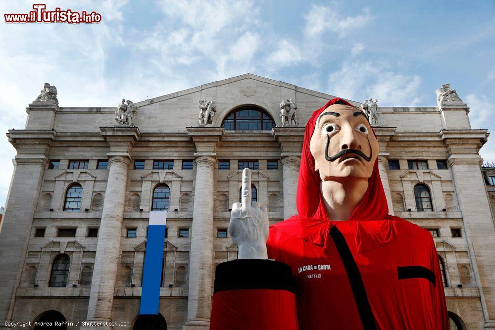 una_installazione_nel_centro_di_milano_dedicata_alla_fiction_tv__spagnola_la_casa_de_papel