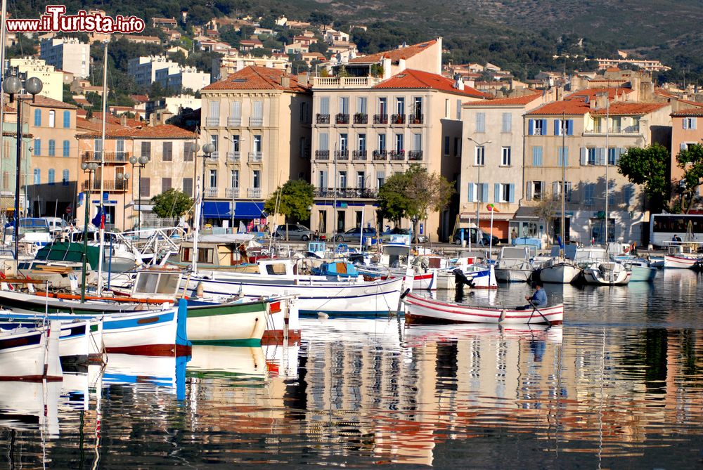 una_pittoresca_veduta_del_porto_di_la_ciotat_con_la_citta_sullo_sfondo