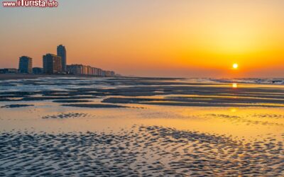 una_pittoresca_veduta_della_spiaggia_di_ostenda_al_tramonto_belgio