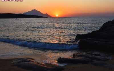 una_spiaggia_della_penisola_calcidica_con_il_monte_athos_sullo_sfondo