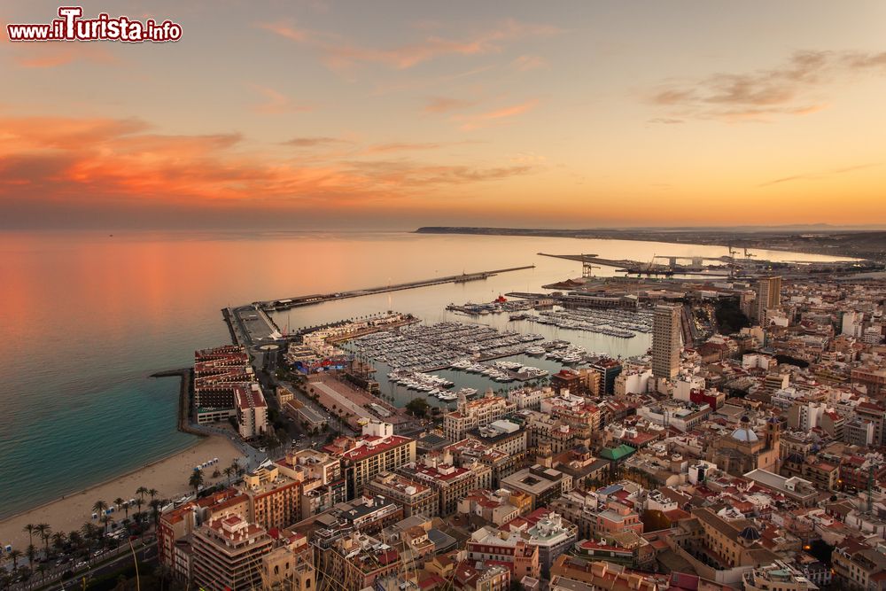 una_splendida_veduta_del_porto_di_alicante_al_tramonto_spagna-2