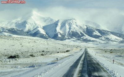 una_strada_innevata_nei_pressi_di_esquel_argentina