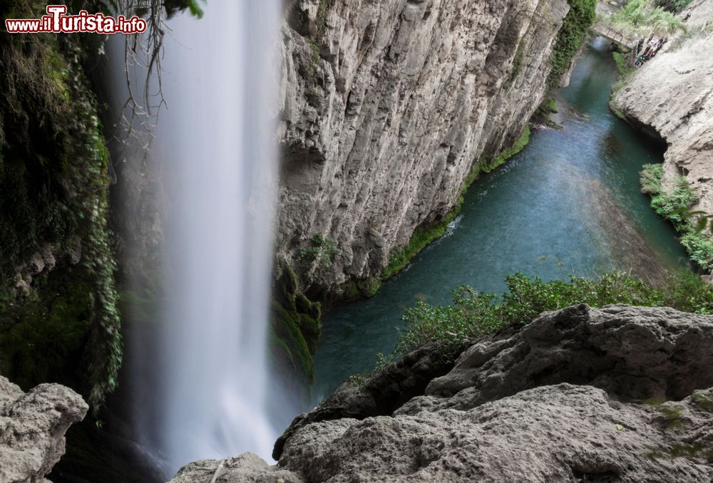 una_suggestiva_cascata_nel_monastero_di_pietra_a_nuevalos_spagna
