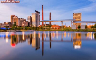 una_suggestiva_skyline_della_citta_di_birmingham_alabama_usa