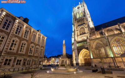 una_suggestiva_veduta_by_night_della_basilica_di_tongeren_fiandre_belgio