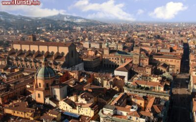 una_suggestiva_veduta_dallalto_di_piazza_maggiore_a_bologna_emilia-romagna