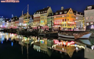 una_veduta_serale_di_nyhavn_a_copenaghen_danimarca