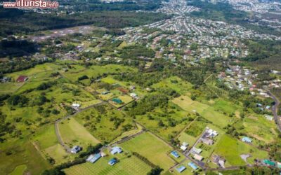 uno_scorcio_della_citta_di_hilo_hawaii_durante_un_volo_aereo