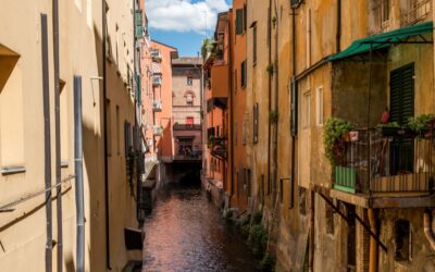 uno_scorcio_suggestivo_del_canale_delle_moline_la_via_dacqua_nel_centro_di_bologna