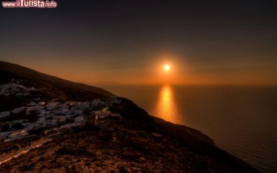 uno_spettacolare_tramonto_sullisola_greca_di_sikinos_cicladi