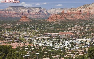 veduta_aerea_della_citta_di_sedona_arizona_con_le_famose_rocce_rosse_sullo_sfondo