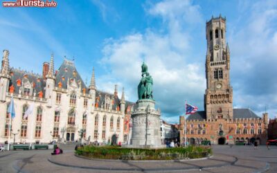 veduta_della_market_square_grote_markt_a_buges_belgio_con_la_torre_medievale