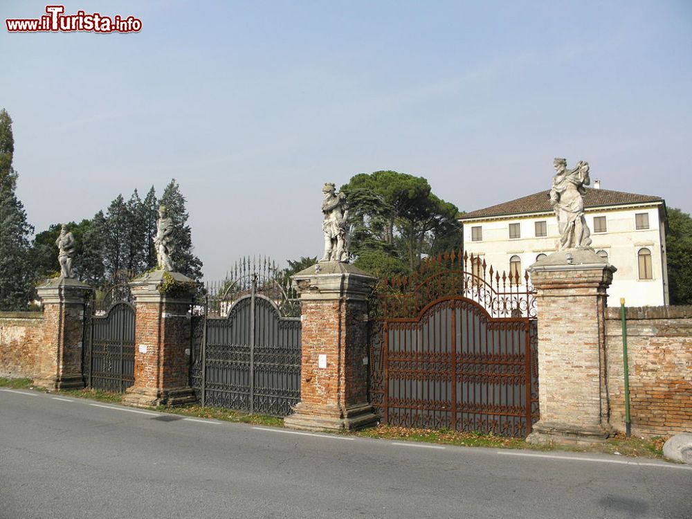villa_priuli_grimani_morosini_uno_degli_edifici_storici_di_martellago_in_veneto