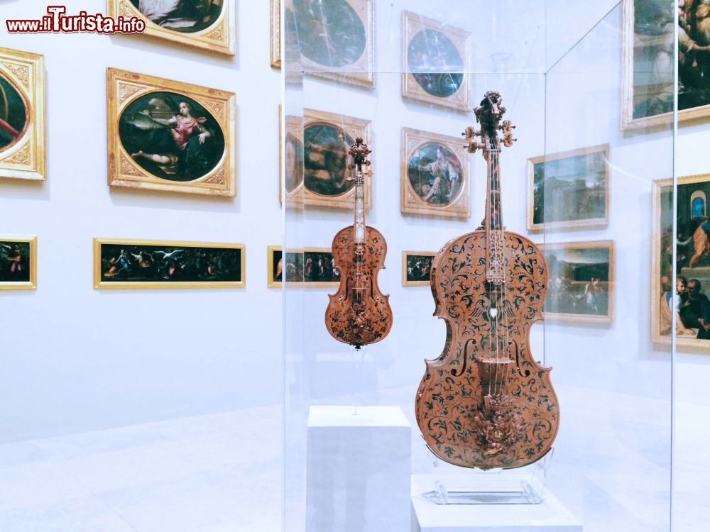 violoncello_e_violino_in_una_sala_della_galleria_estense_di_modena