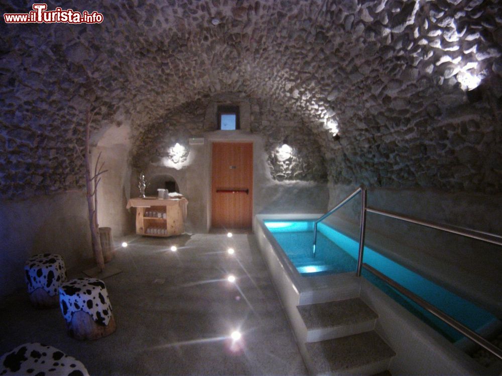 visita_alla_grotta_di_sassi_di_borgo_della_salute_di_caderzone_terme_in_trentino