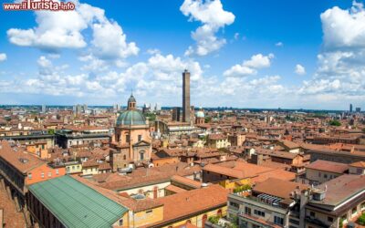 vista_aerea_del_centro_storico_di_bologna_con_la_torre_degli_asinelli