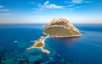 vista_aerea_della_tavolara_dal_versante_di_porto_san_paolo_in_sardegna