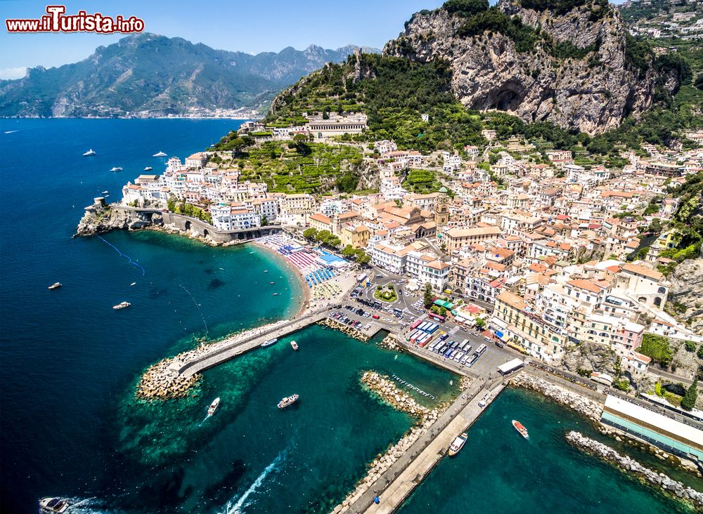 vista_aerea_di_maiori_costa_amlfitana_sulla_penisola_sorrentina_in_campania
