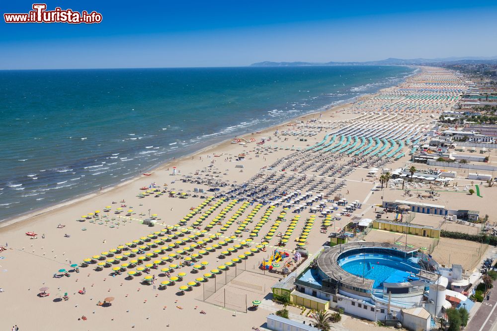vista_area_della_spiaggia_di_rimini