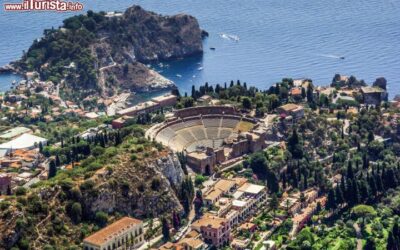 vista_dall_alto_del_teatro_antico_di_taormina_in_sicilia